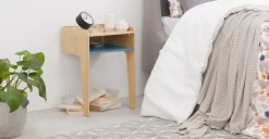 Mesa de noche Sway – Fresno y azul cerceta