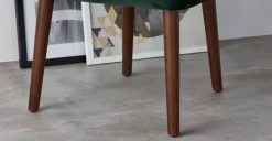 Silla de comedor Margot – Terciopelo verde pino y patas de abedul natural