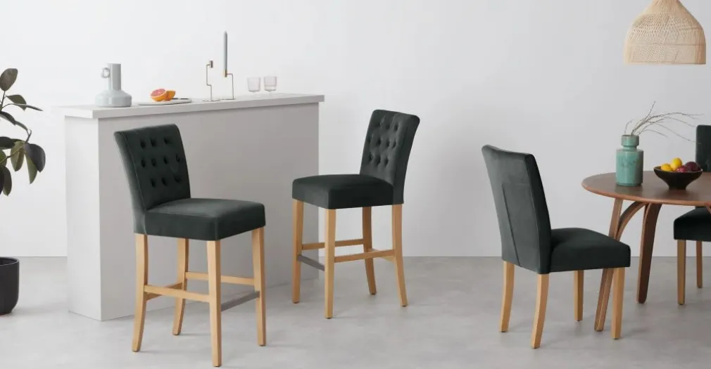 Taburete de bar Flynn – Terciopelo gris medianoche y abedul